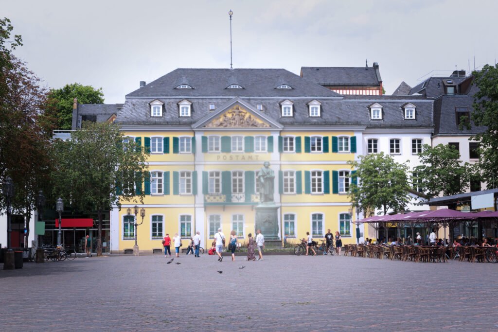 Münsterplatz in Bonn. So sehen Menschen ohne Sehverlust.