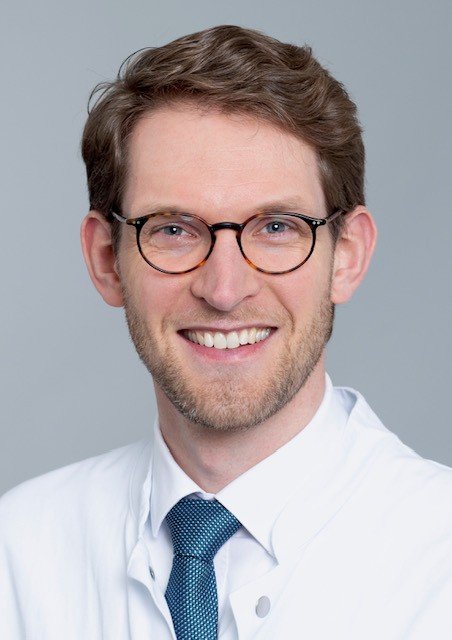 Das Bild zeigt ein Profilbild von Prof. Dr. Johannes Birtel vom Universitätsklinikum Hamburg-Eppendorf