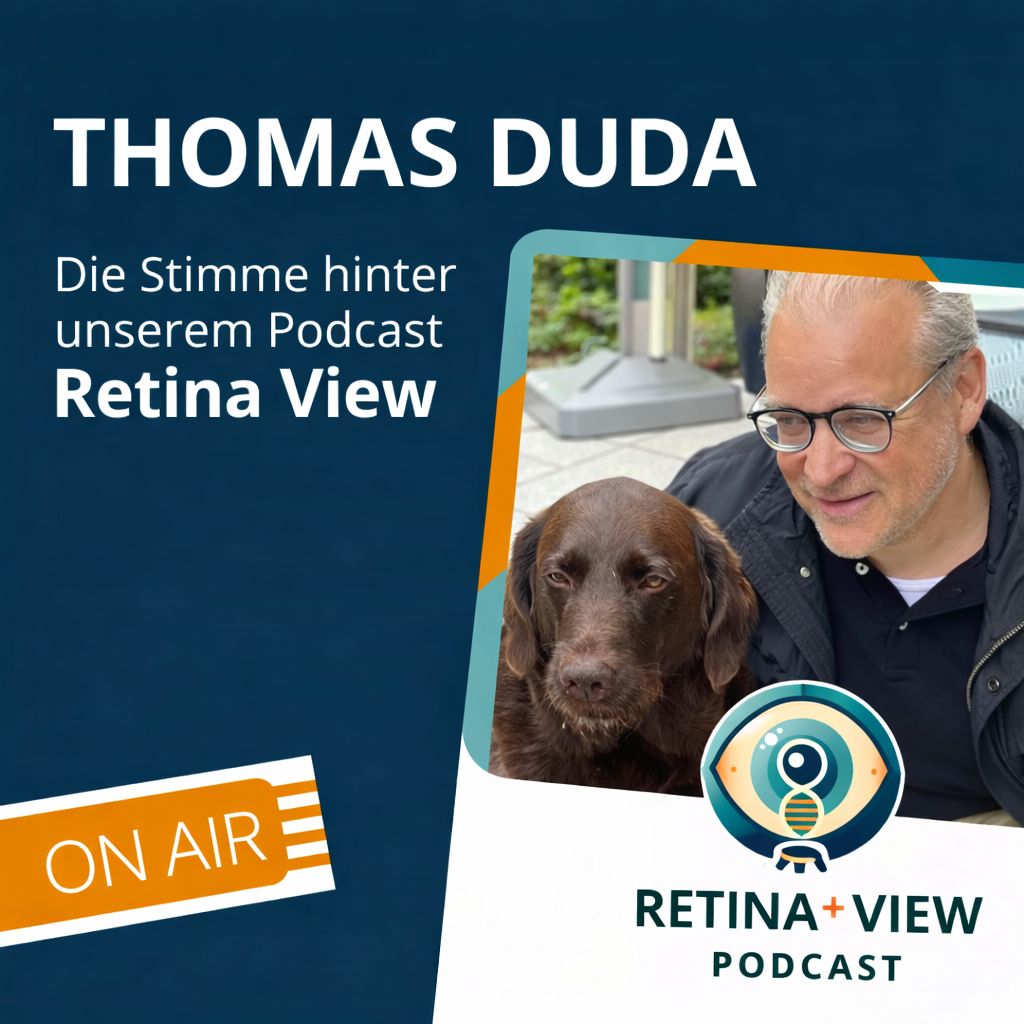 Grafik zum Podcast „Retina View“: Porträt des Moderators Thomas Duda mit Hund, daneben der Text „Die Stimme hinter unserem Podcast Retina View“. Unten das neue Podcast-Logo. Farbgestaltung in Dunkelblau, Türkis und Orange.
